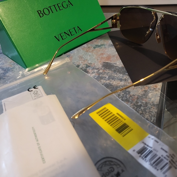 Authentic Bottega Veneta sunglasse - Picture 4 of 9